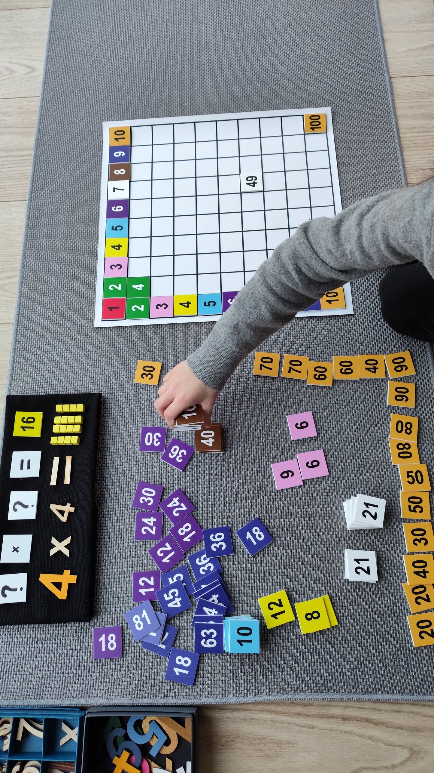 Melnbalts paklājiņš - reizinājumu izlikšanai.