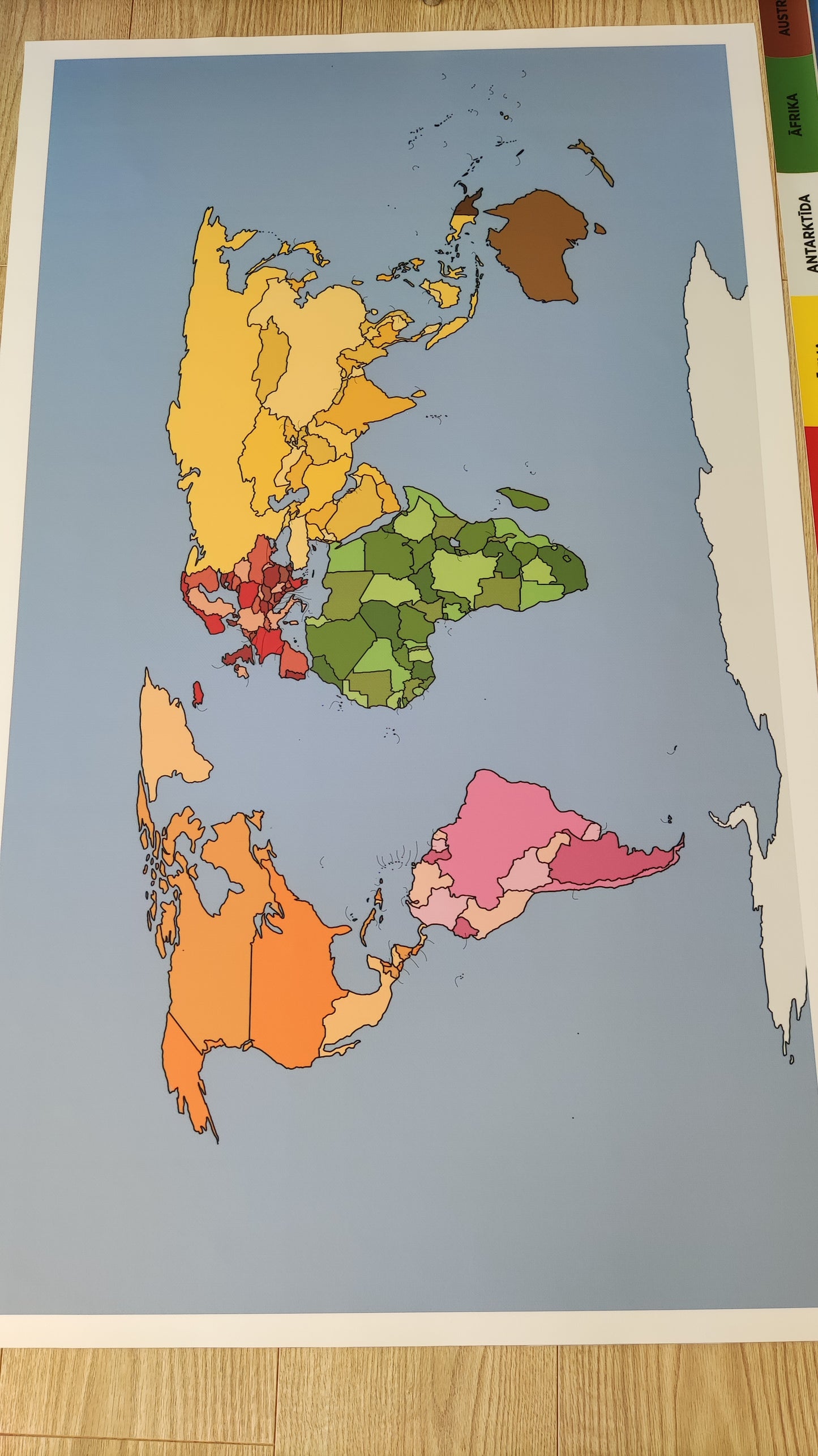 Karte ar pasaules valstu robežlīnijām BEZ valstu nosaukumiem