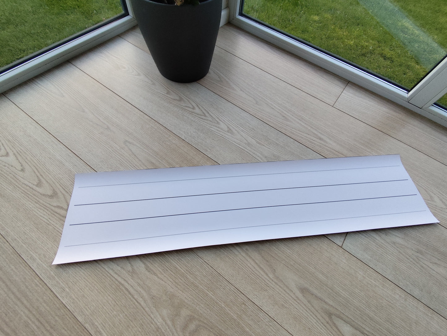 Līniju paklājiņš rakstītajiem burtiem