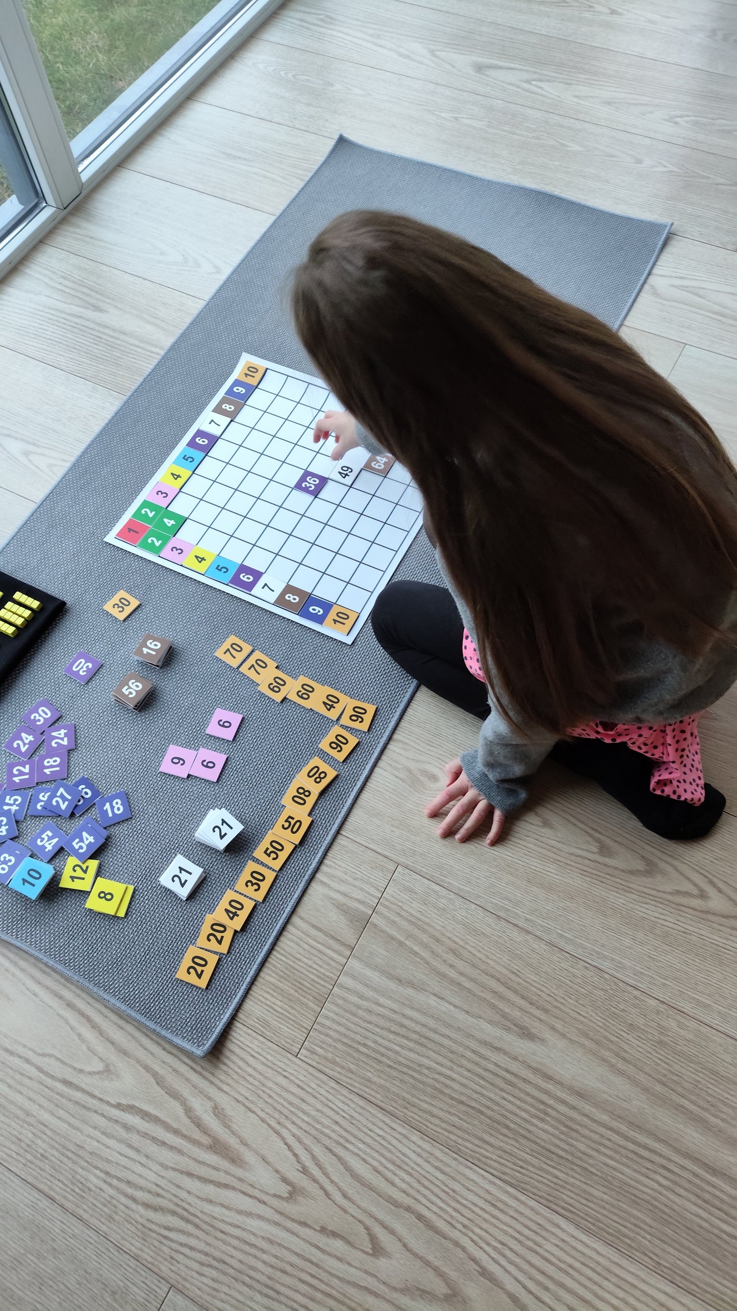 Melnbalts paklājiņš - reizinājumu izlikšanai.