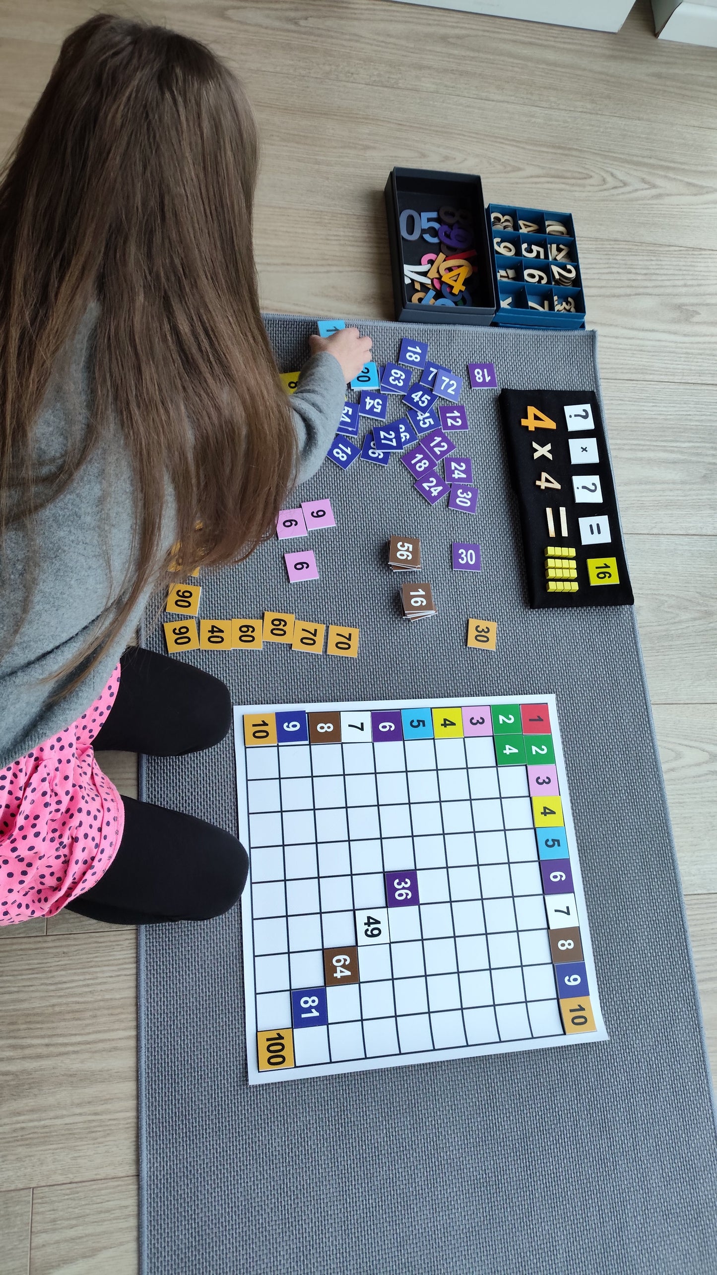 Melnbalts paklājiņš - reizinājumu izlikšanai.