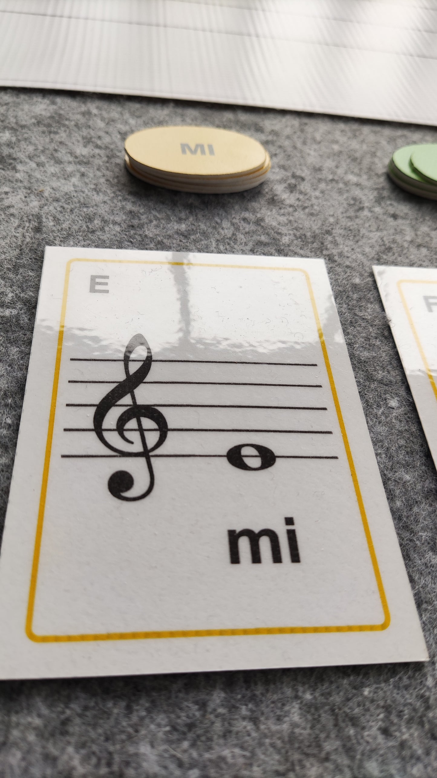 Nošu līniju paklājiņš.