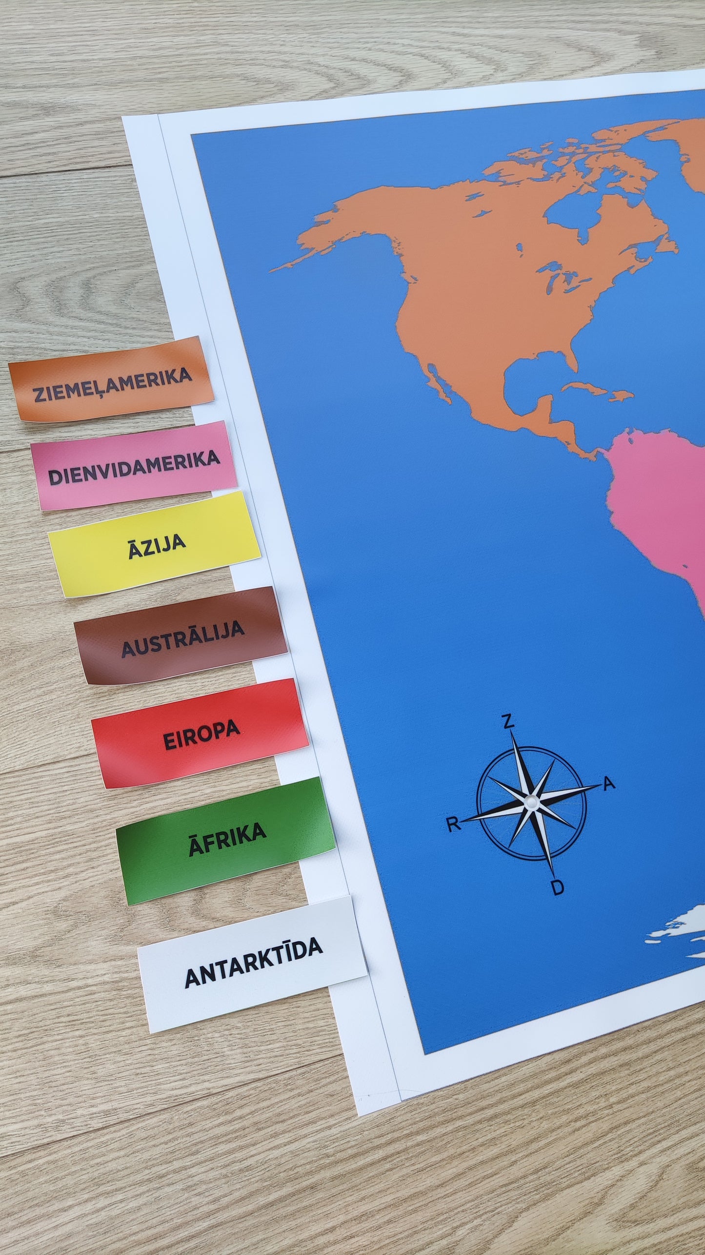Kontinentu karte. Montessori kontinentu krāsās